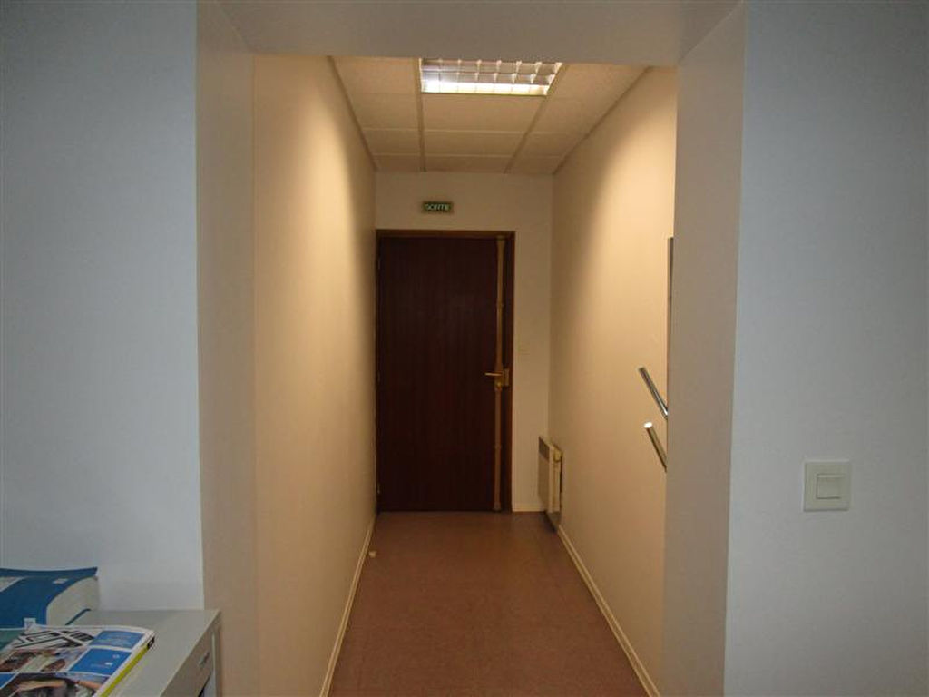 Local commercial Mont De Marsan 4 pièce(s) 97 m2, stationnement, 3 bureaux, balcon
