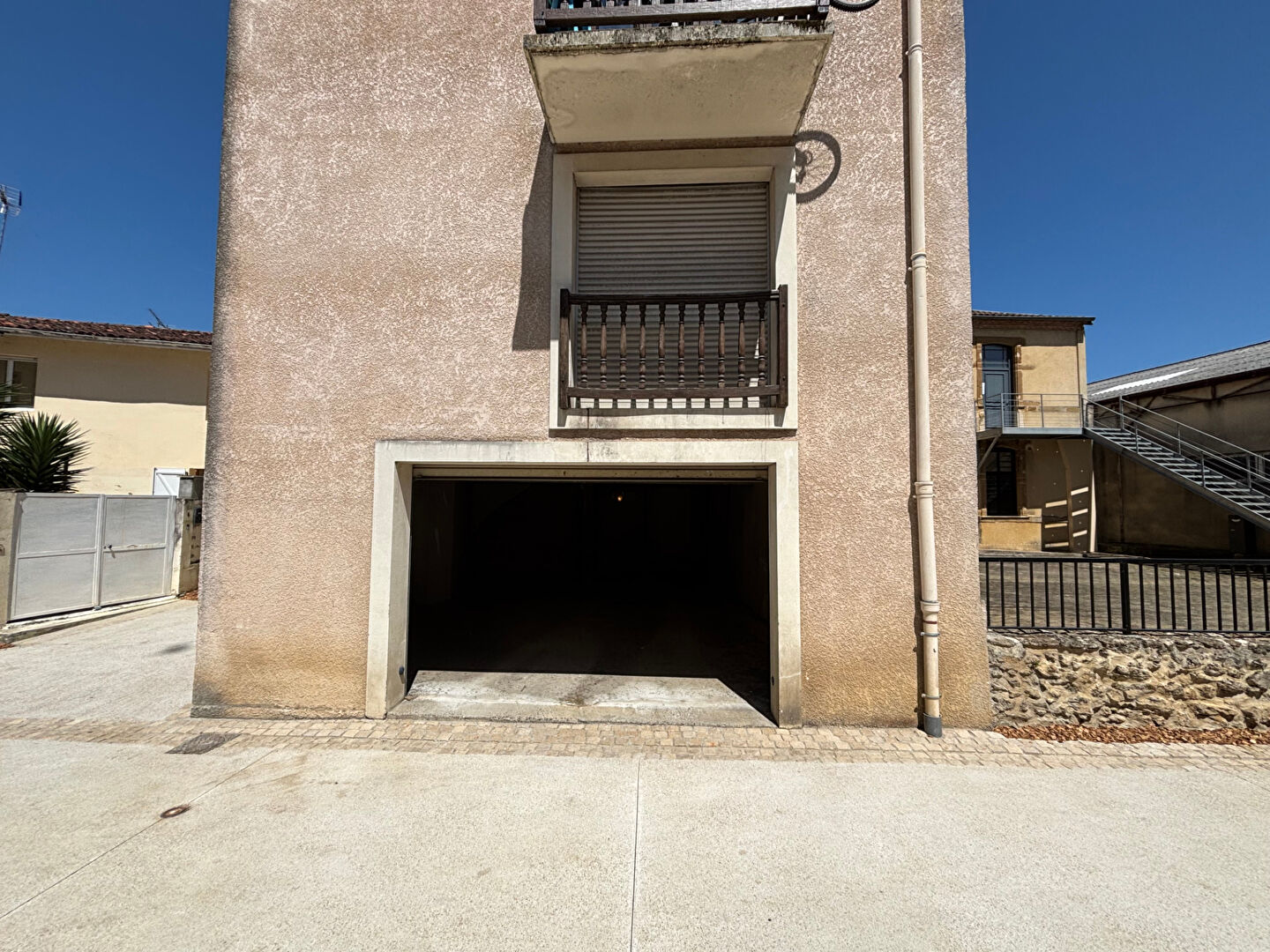 A louer Local commercial ou professionnel ou bureaux hyper centre Mont De Marsan garage