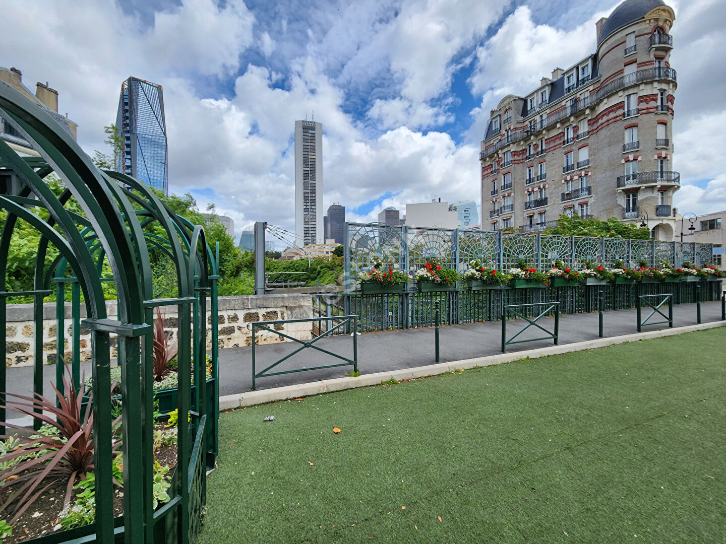 PUTEAUX gare: STUDIO de 19m² avec cave et cabanon
