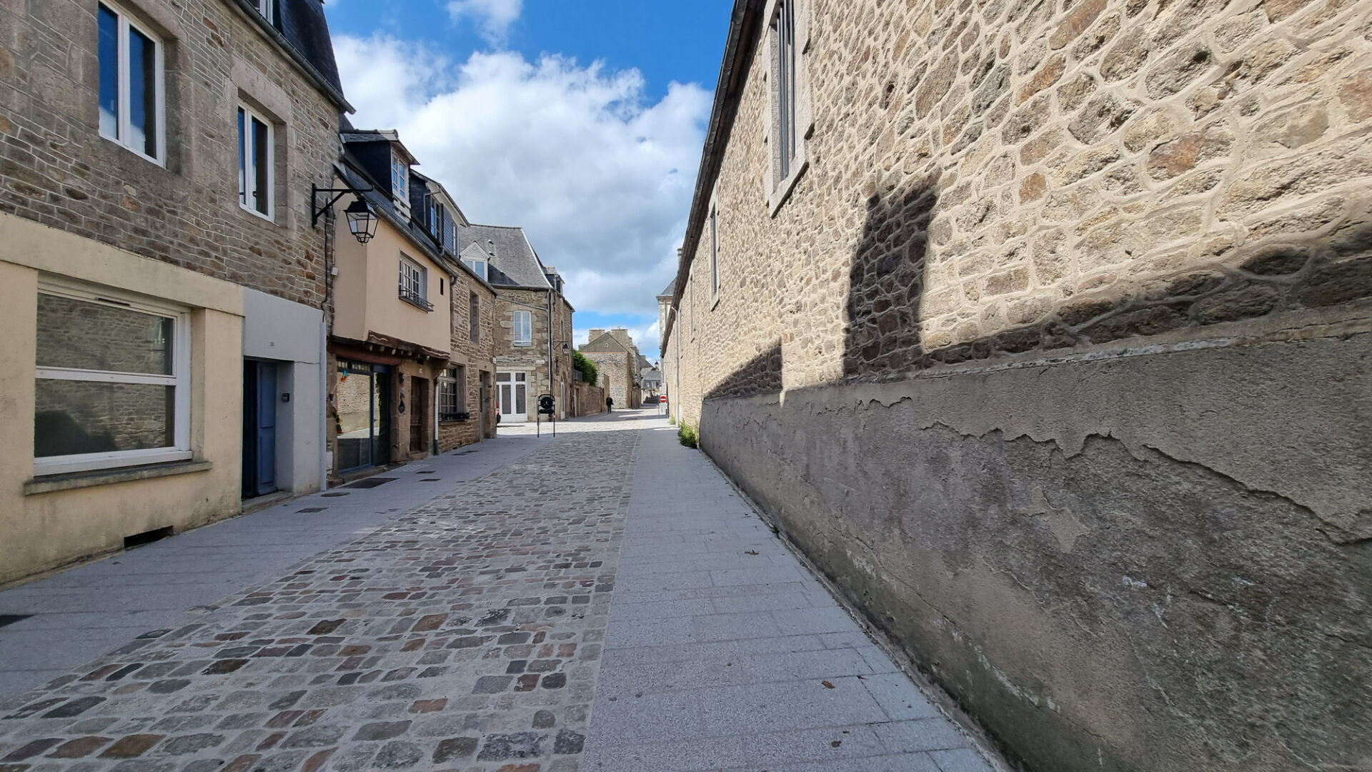 A LOUER - STUDIO MEUBLÉ- BAIL ETUDIANT  à DINAN
