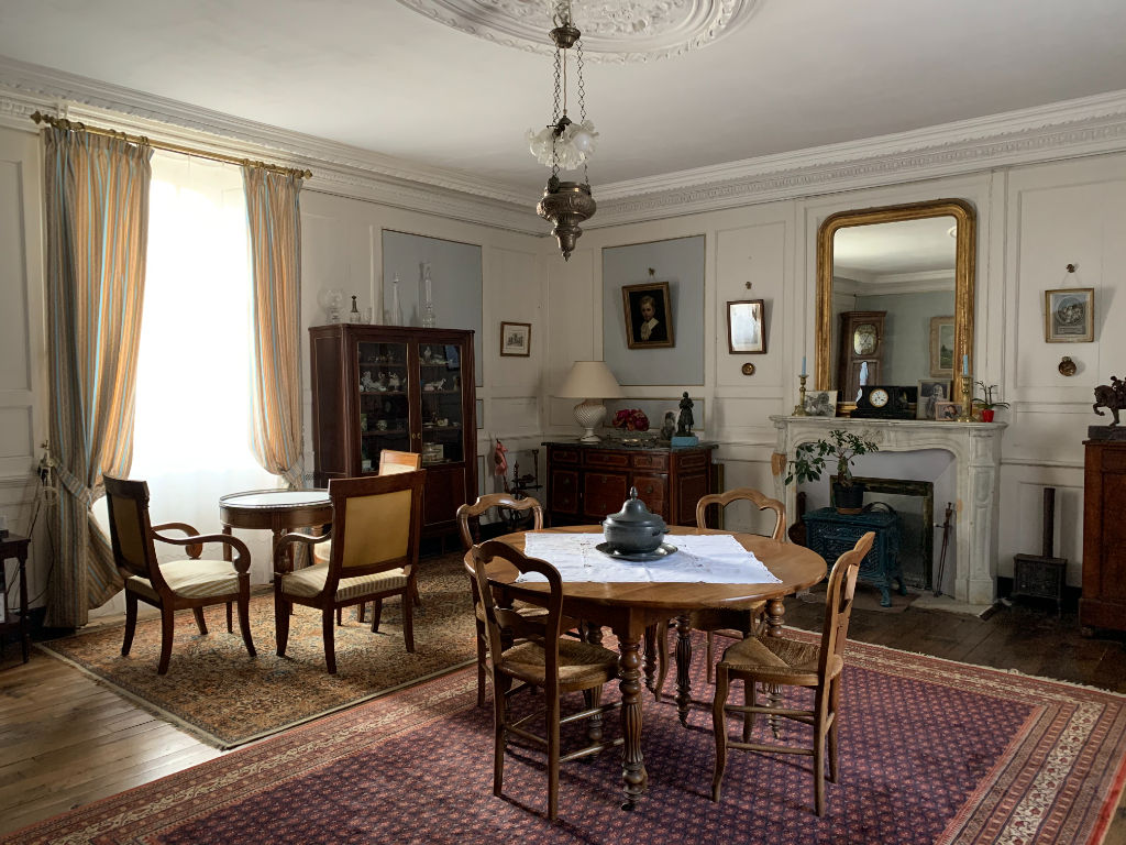 A VENDRE PROCHE DINAN CETTE PROPRIETE EXCEPTIONNELLE DE 10 PIECES TERRAIN CLOS DE 2000m² DEPENDANCES POSSIBILITÉ GITES