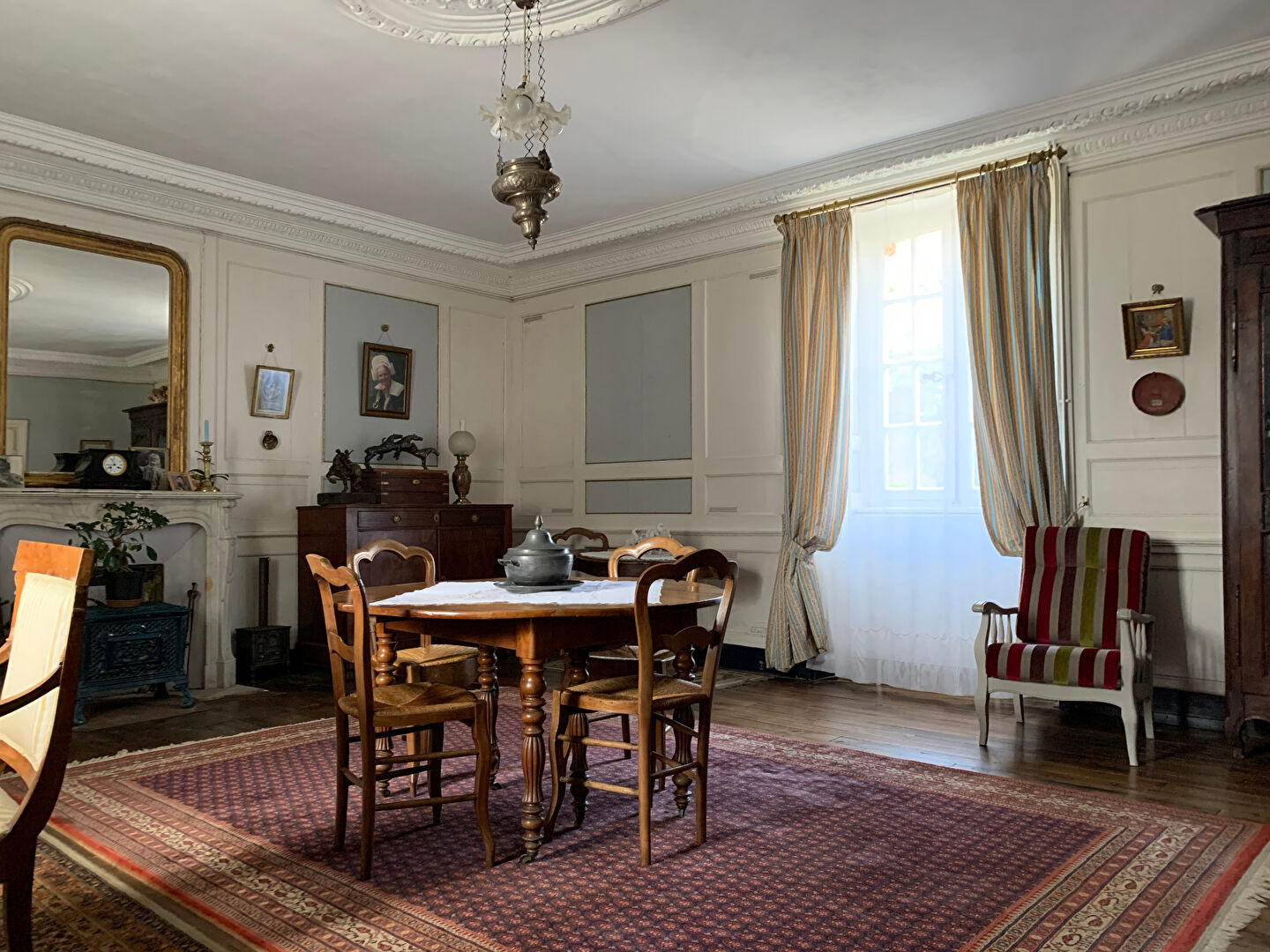 A VENDRE PROCHE DINAN CETTE PROPRIETE EXCEPTIONNELLE DE 10 PIECES TERRAIN CLOS DE 2000m² DEPENDANCES POSSIBILITÉ GITES