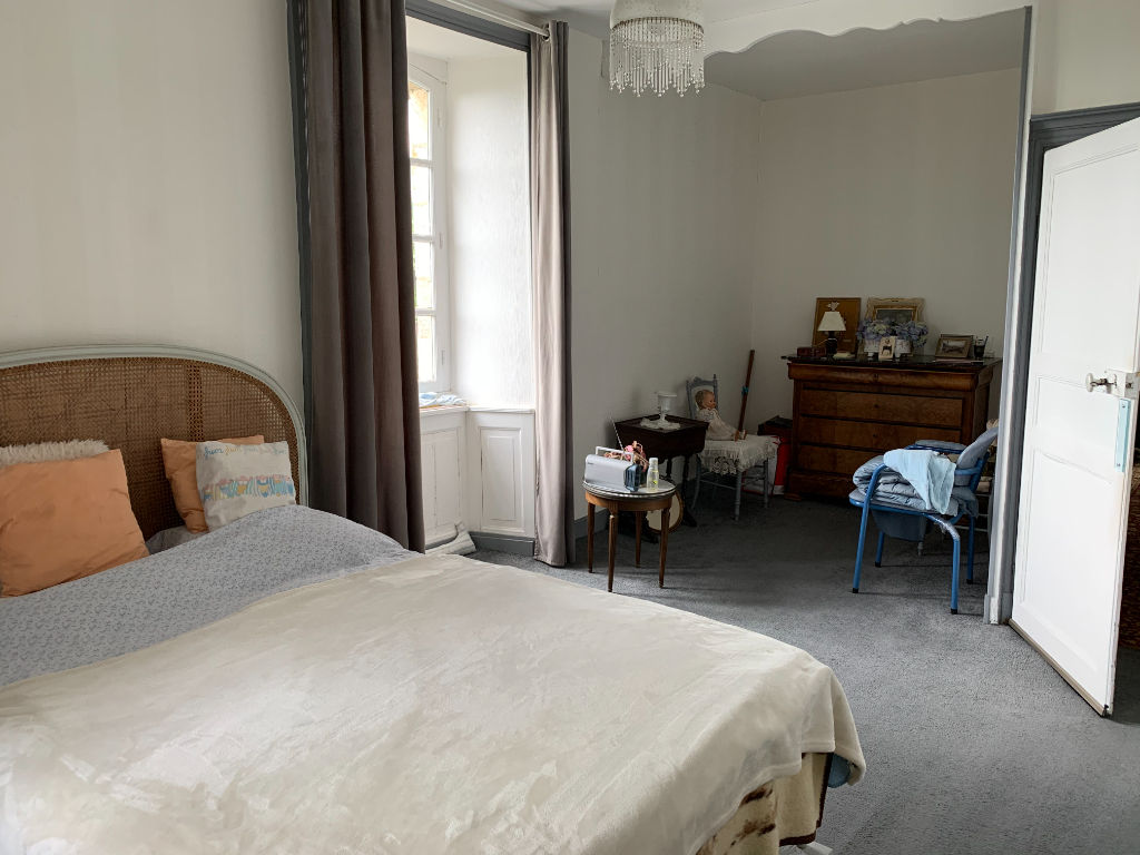 A VENDRE PROCHE DINAN CETTE PROPRIETE EXCEPTIONNELLE DE 10 PIECES TERRAIN CLOS DE 2000m² DEPENDANCES POSSIBILITÉ GITES