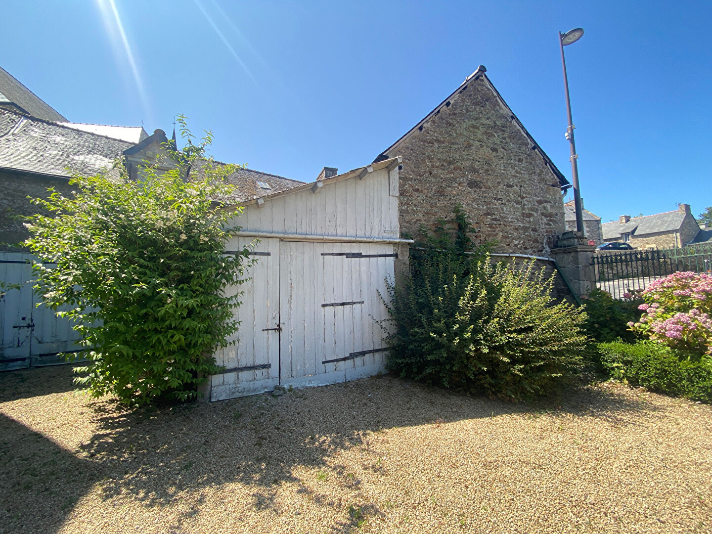 A VENDRE PROCHE DINAN CETTE PROPRIETE EXCEPTIONNELLE DE 10 PIECES TERRAIN CLOS DE 2000m² DEPENDANCES POSSIBILITÉ GITES