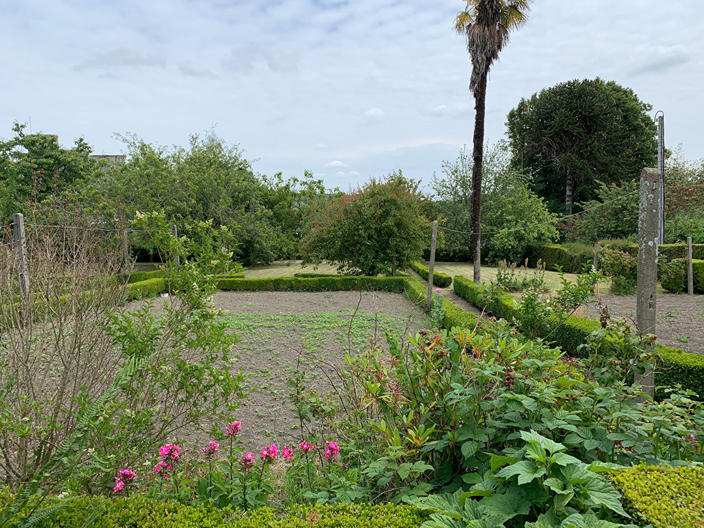A VENDRE PROCHE DINAN CETTE PROPRIETE EXCEPTIONNELLE DE 10 PIECES TERRAIN CLOS DE 2000m² DEPENDANCES POSSIBILITÉ GITES