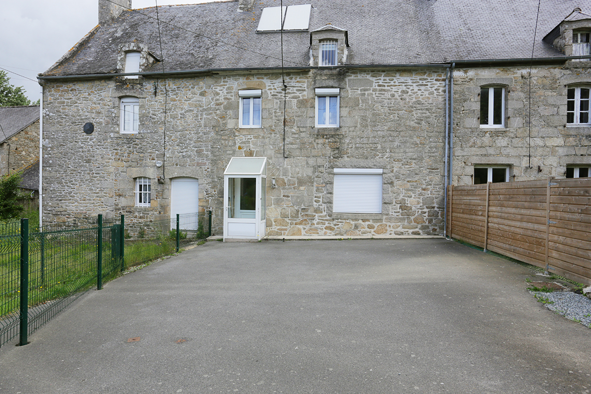 A VENDRE  Maison en pierres A 15MN DE DINAN-SUR LA COMMUNE DE LA LANDEC