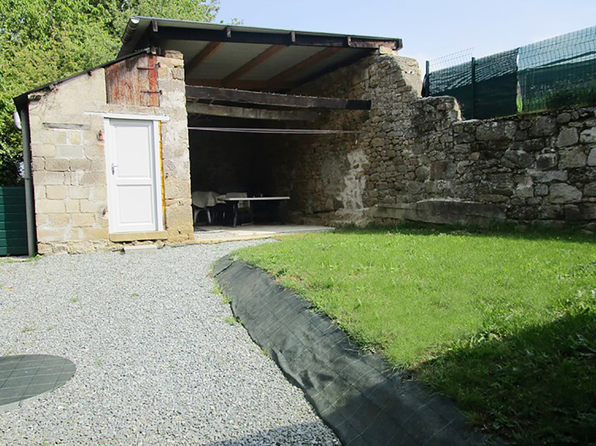 A VENDRE  Maison en pierres A 15MN DE DINAN-SUR LA COMMUNE DE LA LANDEC
