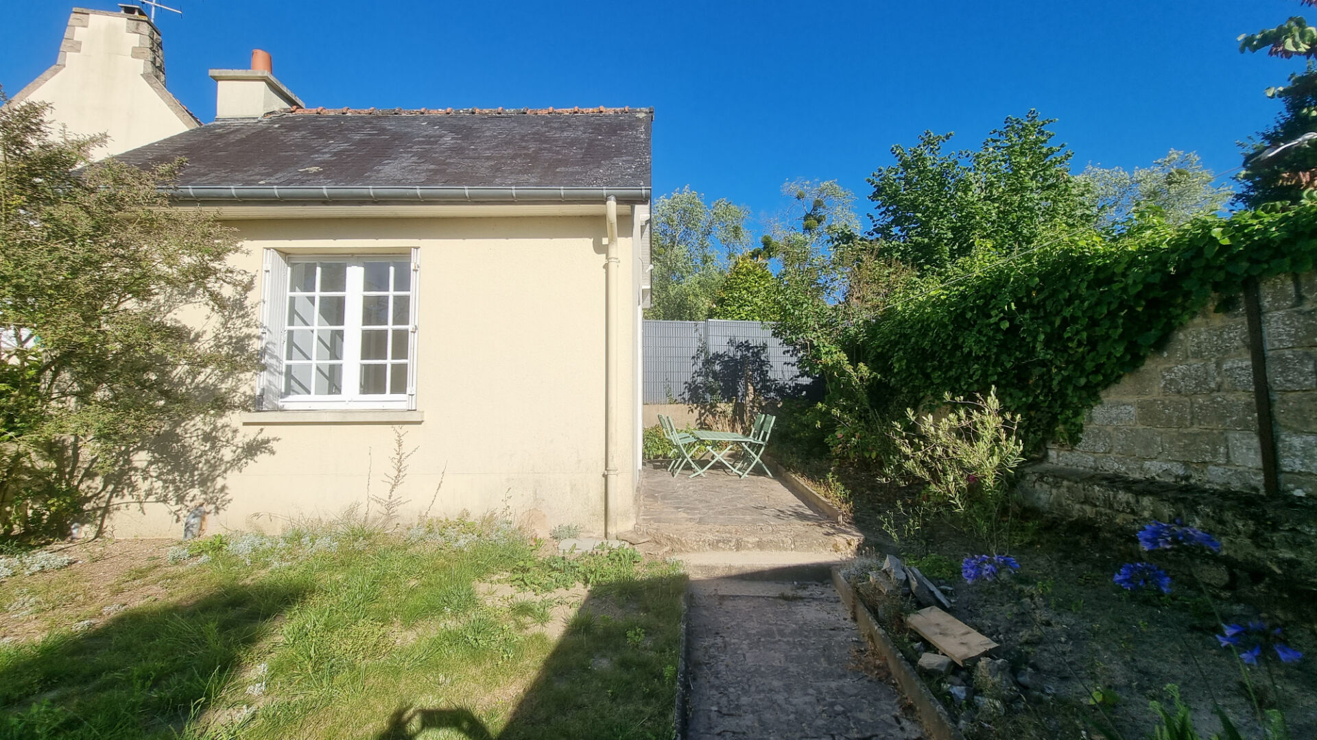 A louer à DINAN , studio meublé avec terrasse BAIL ETUDIANT . Axe Rennes, Saint-malo