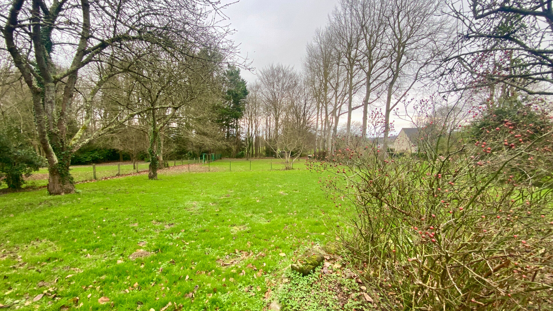 A VENDRE SUR LA COMMUNE DE PLOUER SUR RANCE PROCHE TOUS LES COMMERCES