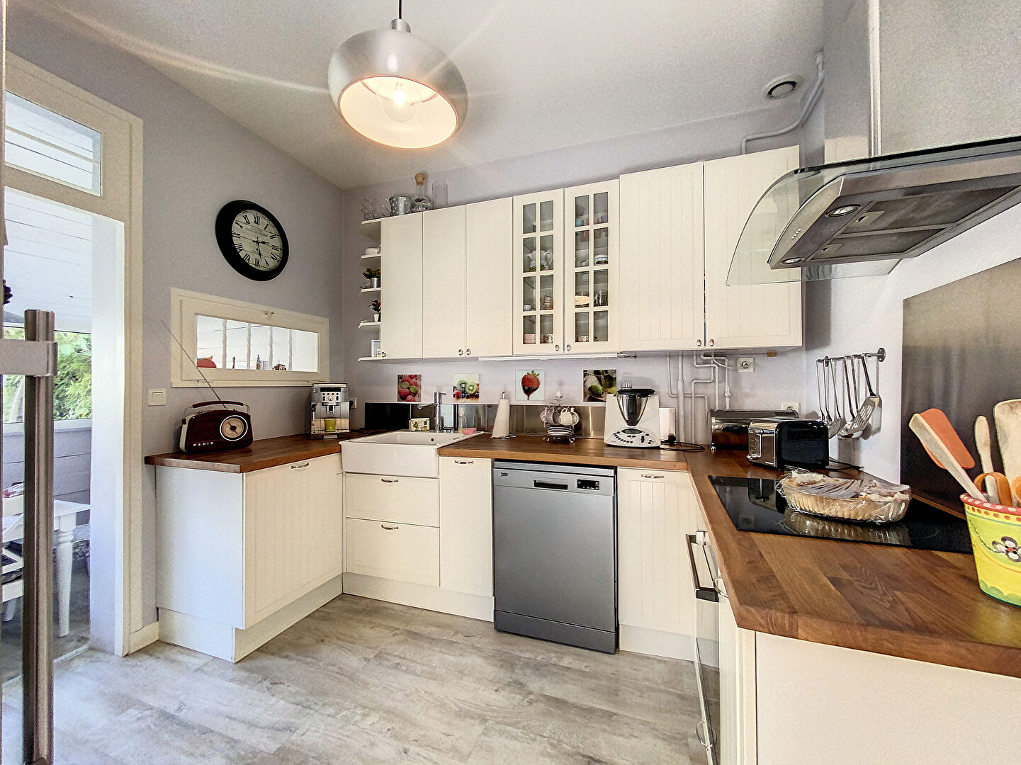 Charmante Maison des Années 30 à Saint Cyr Sur Loire avec Jardin Paysagé et Dépendances