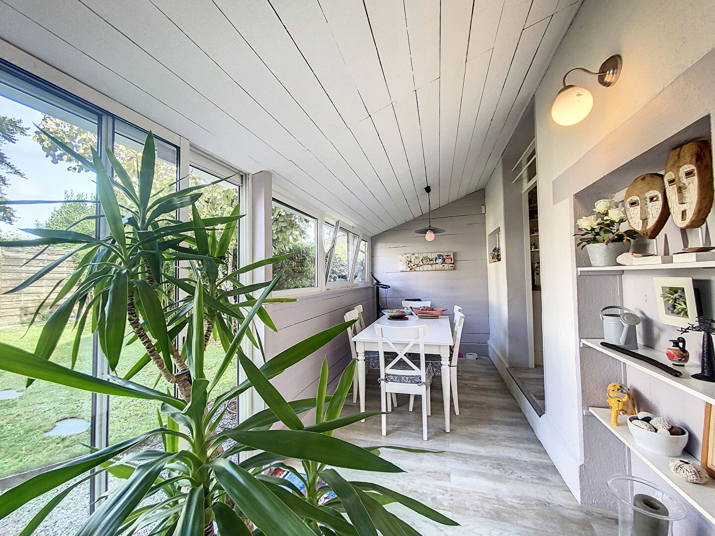 Charmante Maison des Années 30 à Saint Cyr Sur Loire avec Jardin Paysagé et Dépendances
