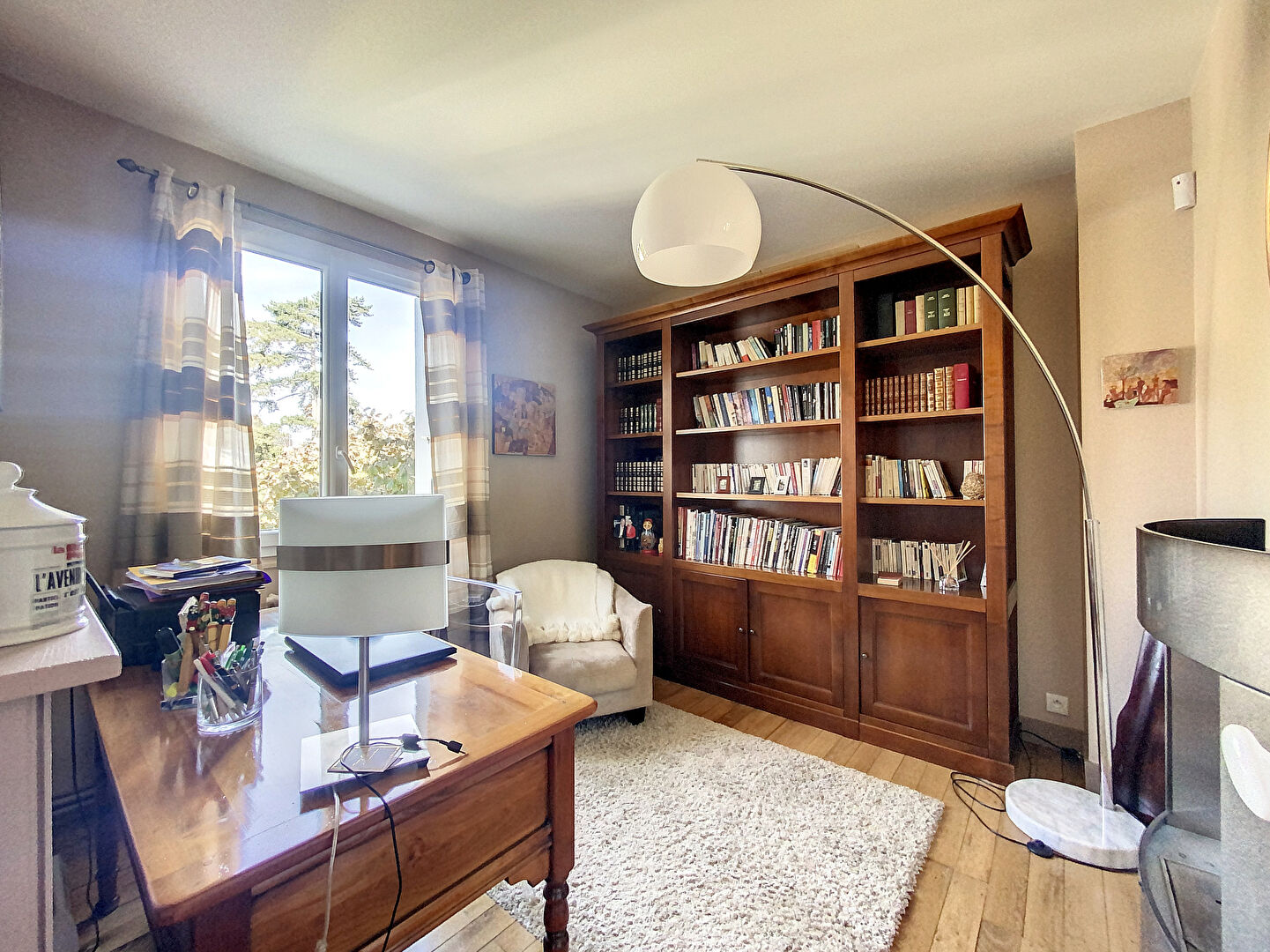 Charmante Maison des Années 30 à Saint Cyr Sur Loire avec Jardin Paysagé et Dépendances