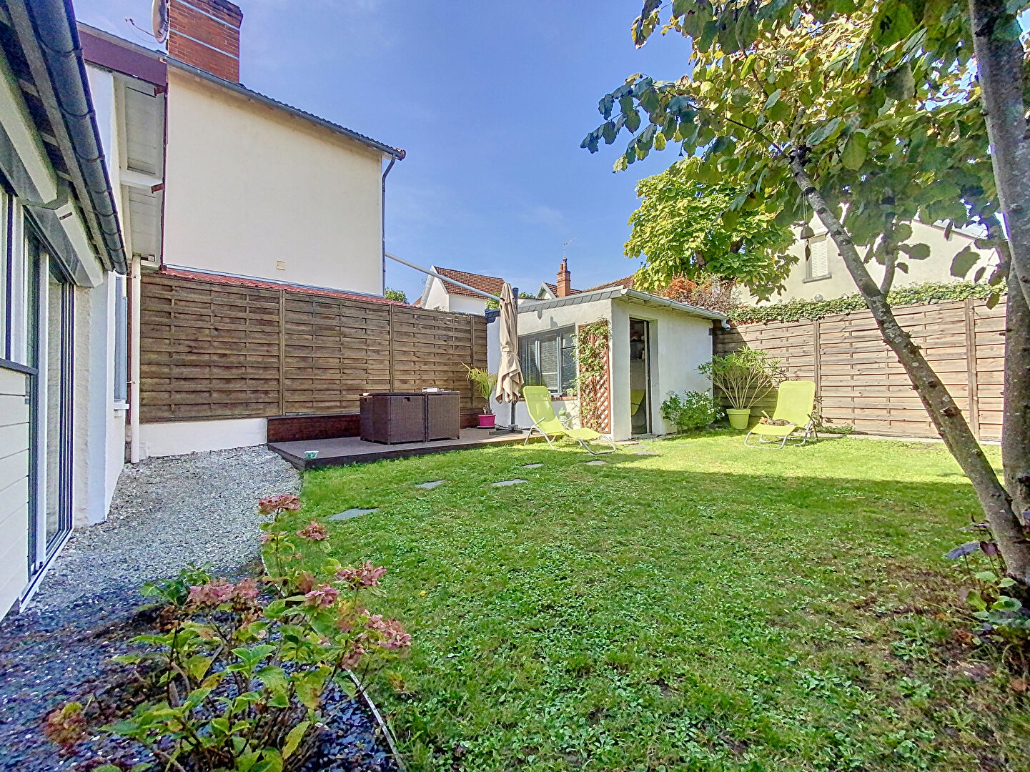Charmante Maison des Années 30 à Saint Cyr Sur Loire avec Jardin Paysagé et Dépendances