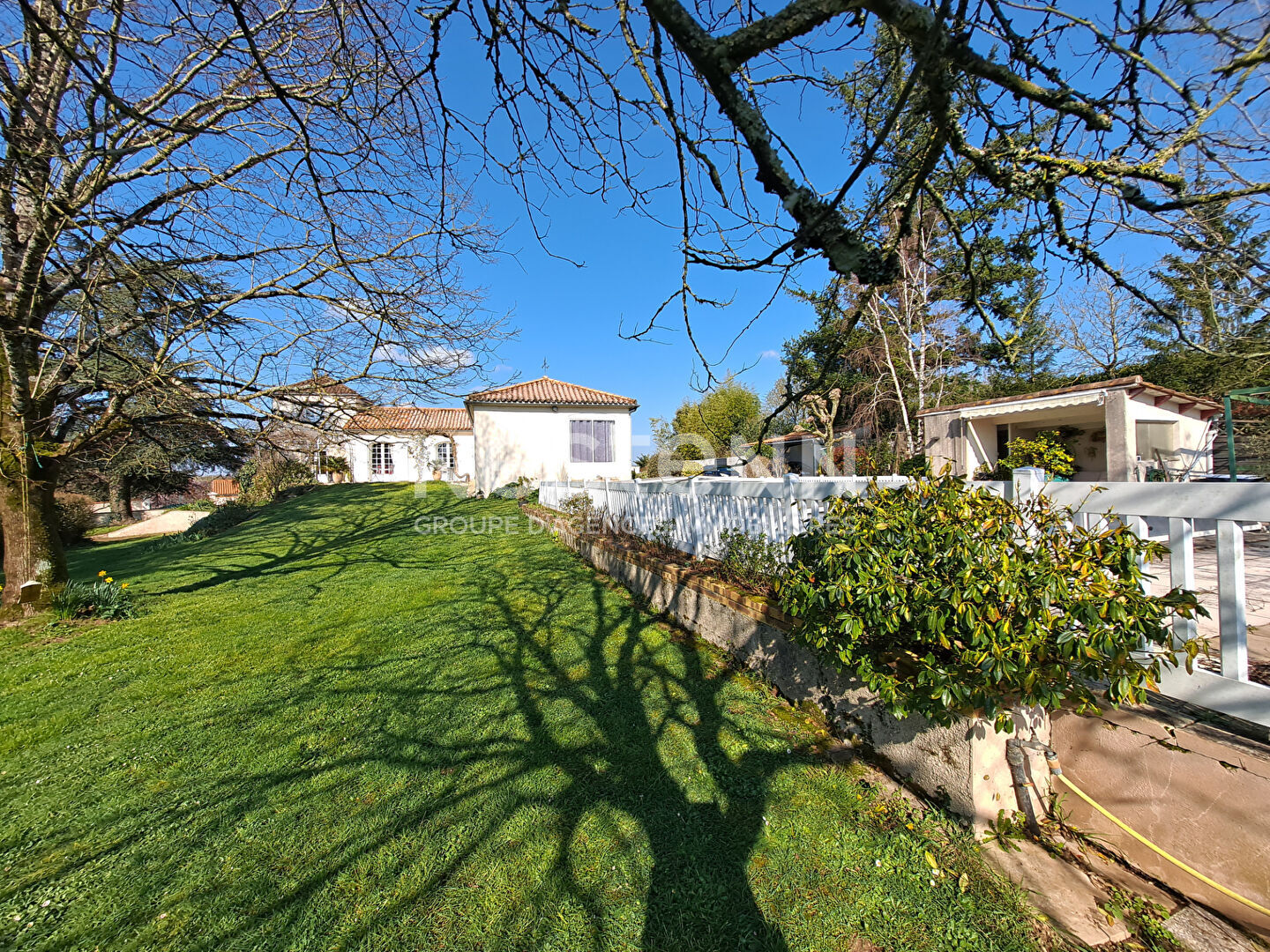 Maison 5 chambres située à Fontenay Le Comte avec parc, piscine et pool house