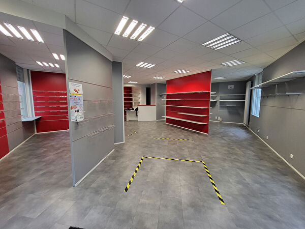 Vente local-professionnel à Saint jean de la croix (49130)