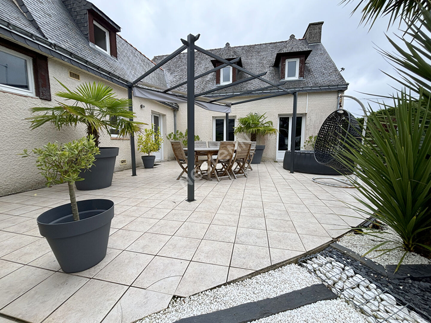 Jolie maison traditionnelle à vendre à LOCMINE, 4 chambres, dépendances