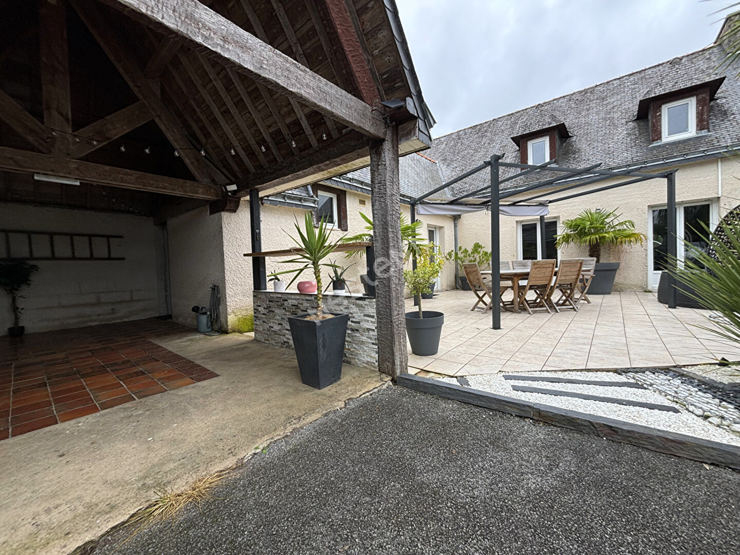 Jolie maison traditionnelle à vendre à LOCMINE, 4 chambres, dépendances