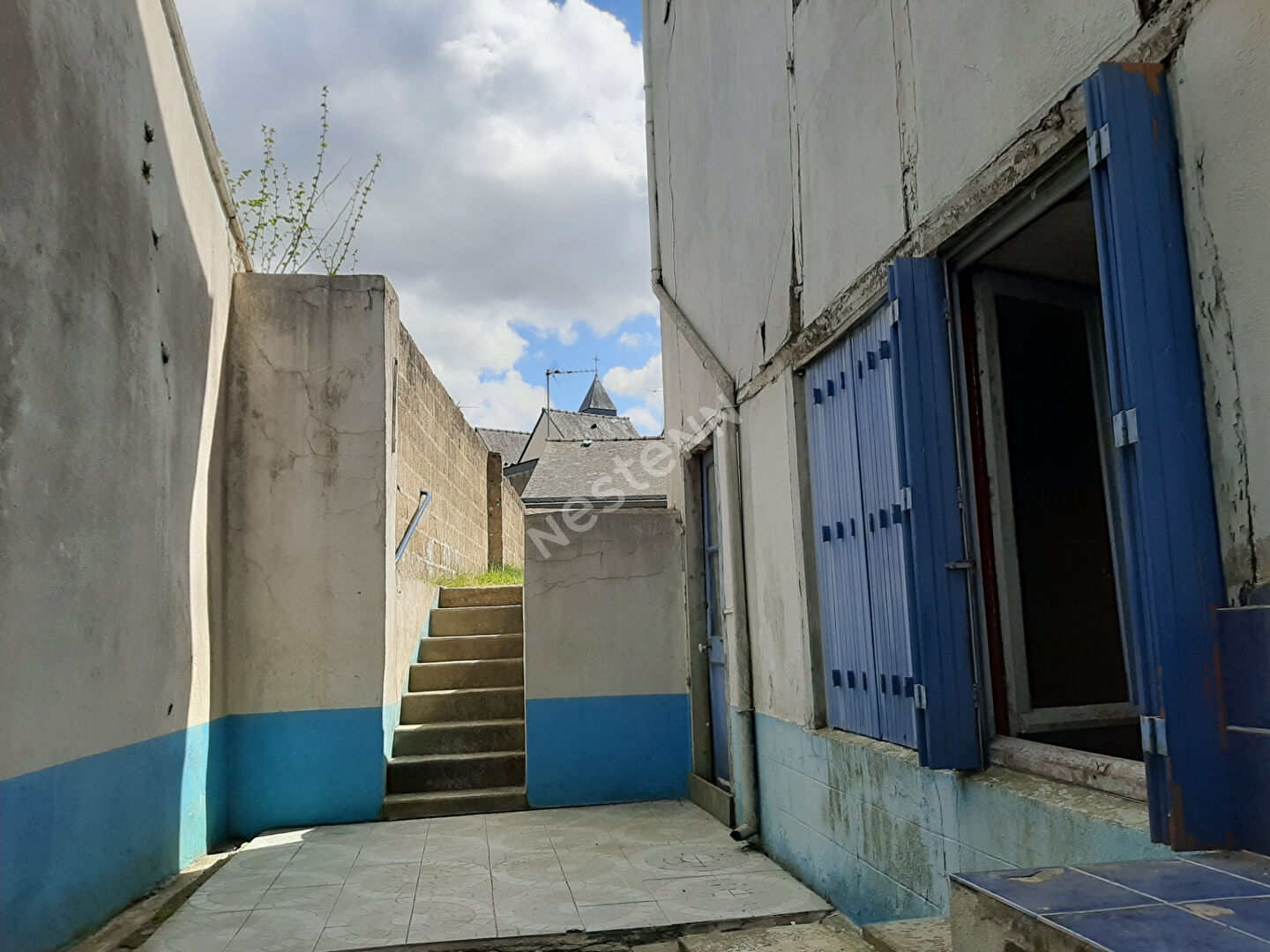 Maison à rénover avec Local commercial  à Locminé centre ville avec jardin