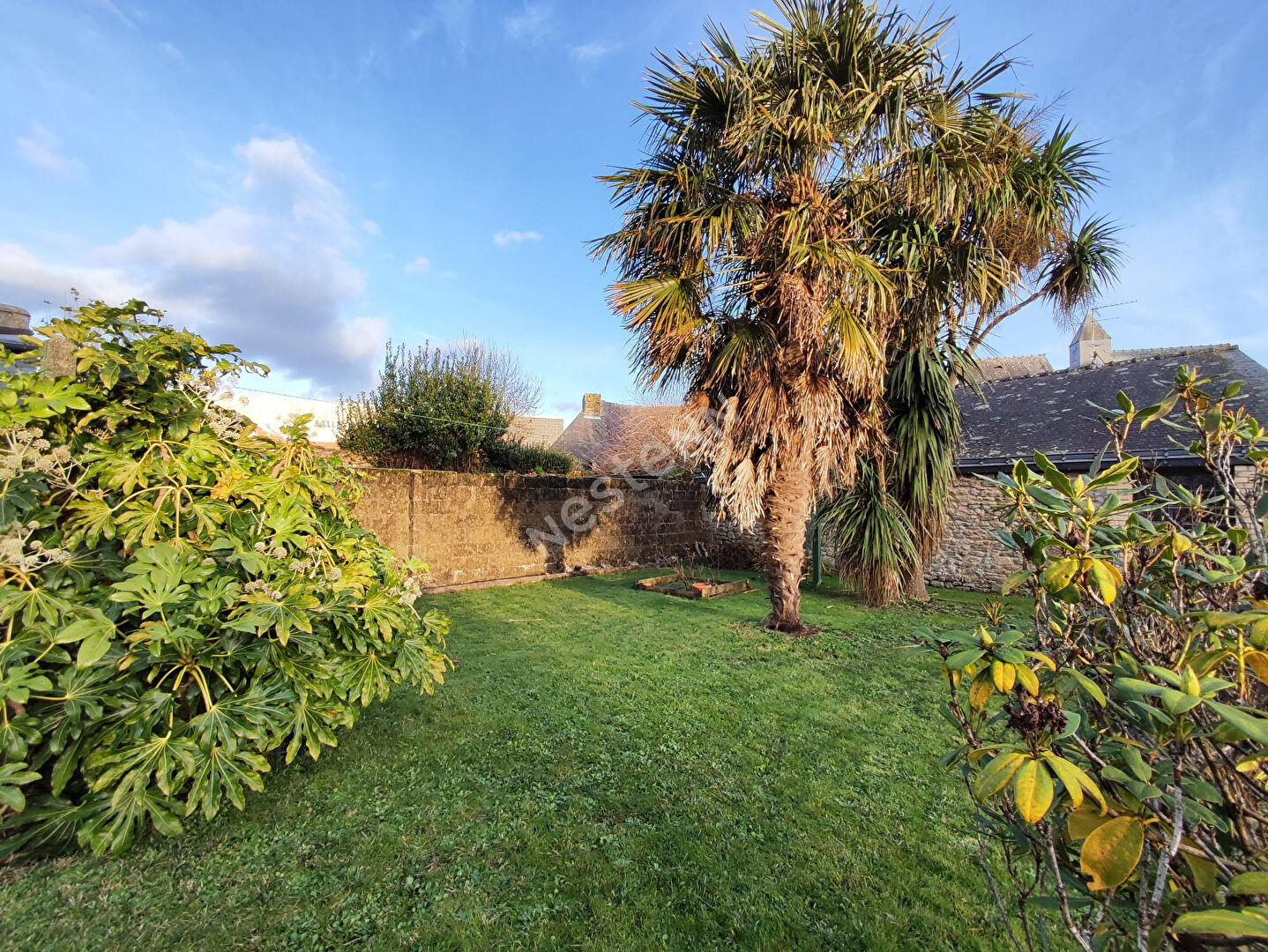 Maison à rénover avec Local commercial  à Locminé centre ville avec jardin