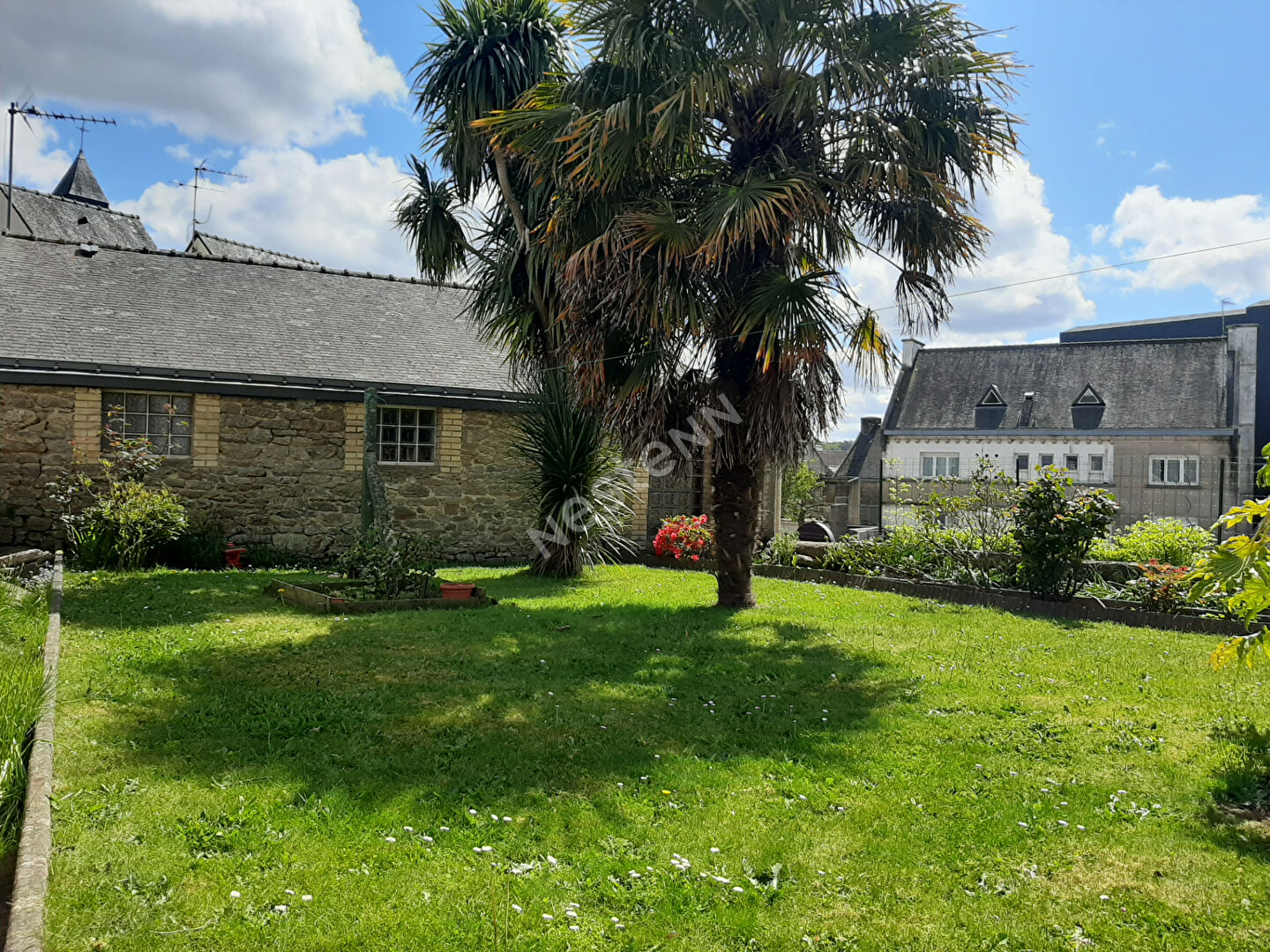 Maison à rénover avec Local commercial  à Locminé centre ville avec jardin