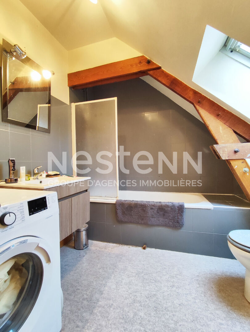 Maison à vendre centre ville de Locminé avec un jardinet clos, 2 chambres dont une vie de plain pied