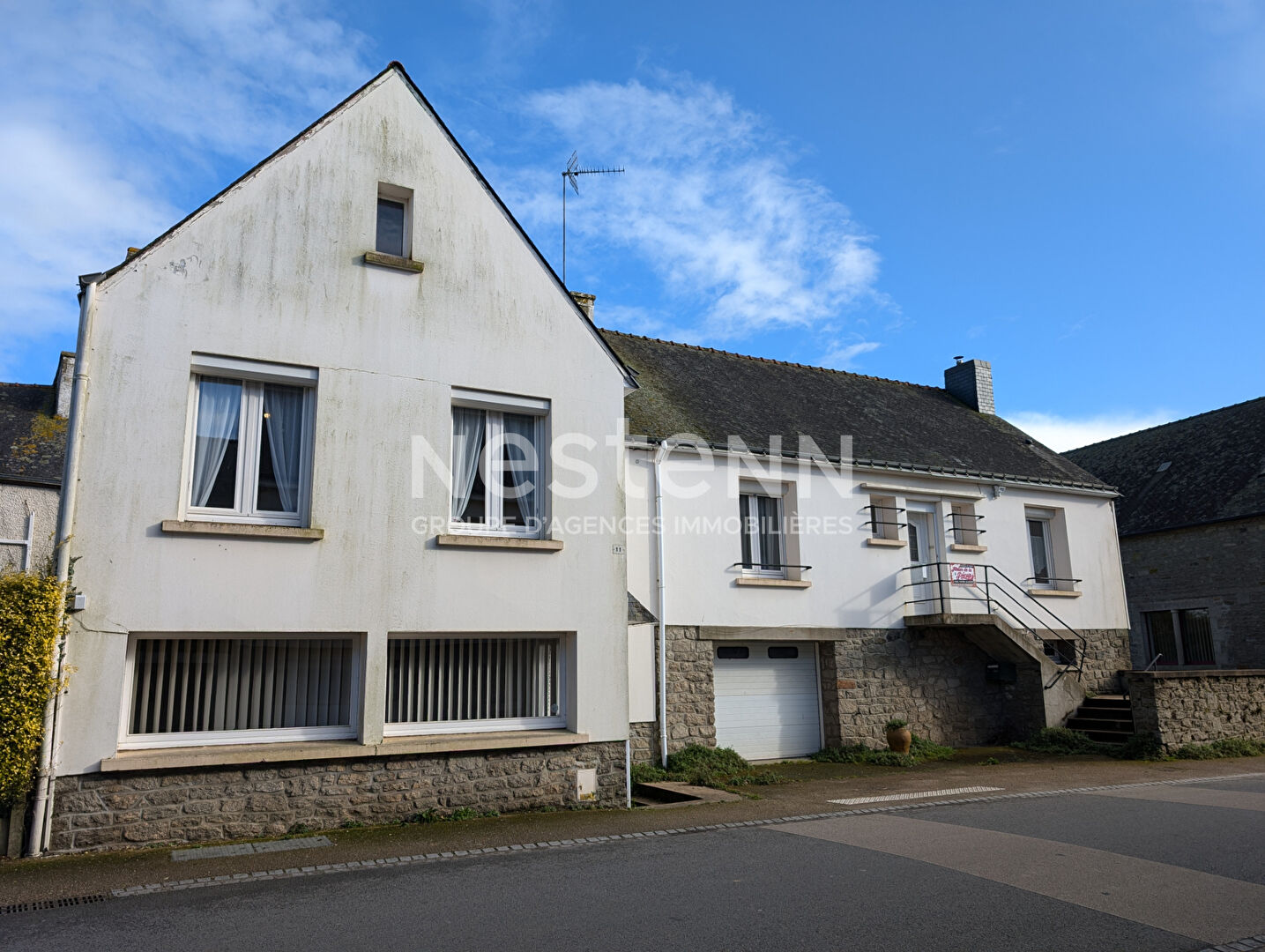 Maison à vendre à Radenac -   5 chambres- 840 m² de terrain