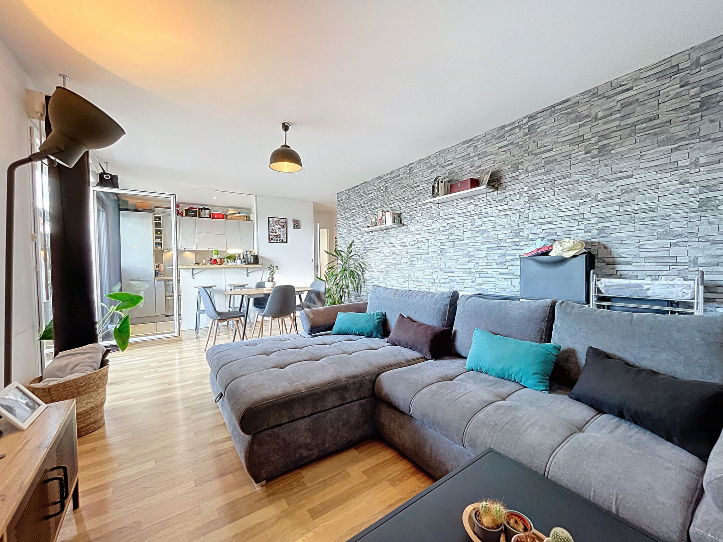APPARTEMENT 2 PIECES avec terrasse proche 