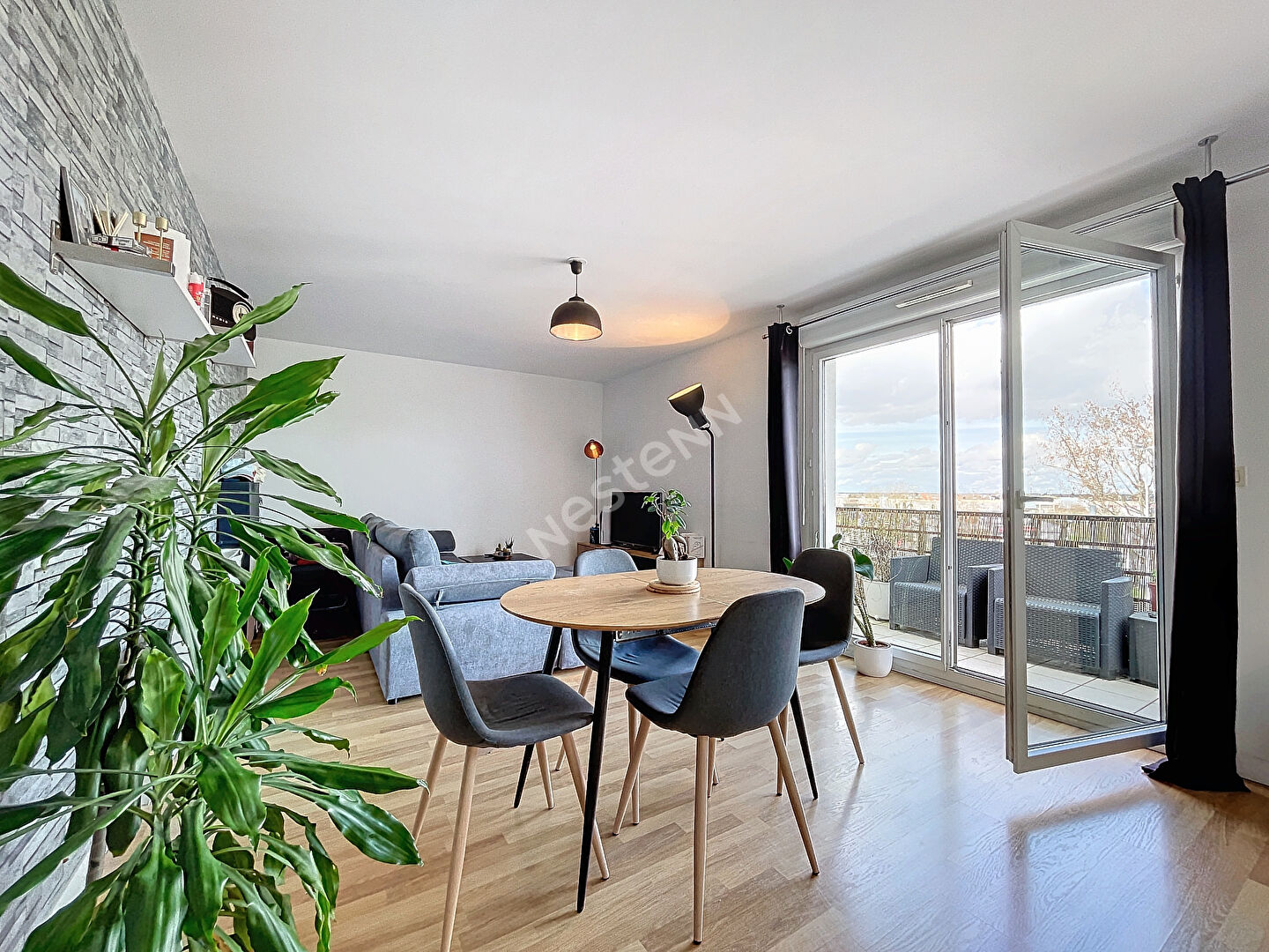 APPARTEMENT 2 PIECES avec terrasse proche 