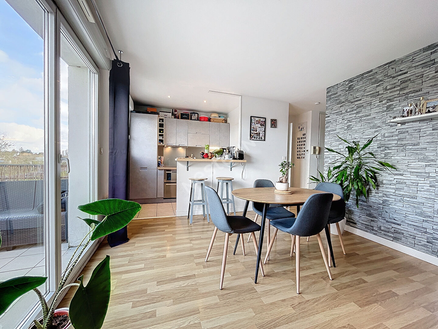 APPARTEMENT 2 PIECES avec terrasse proche 