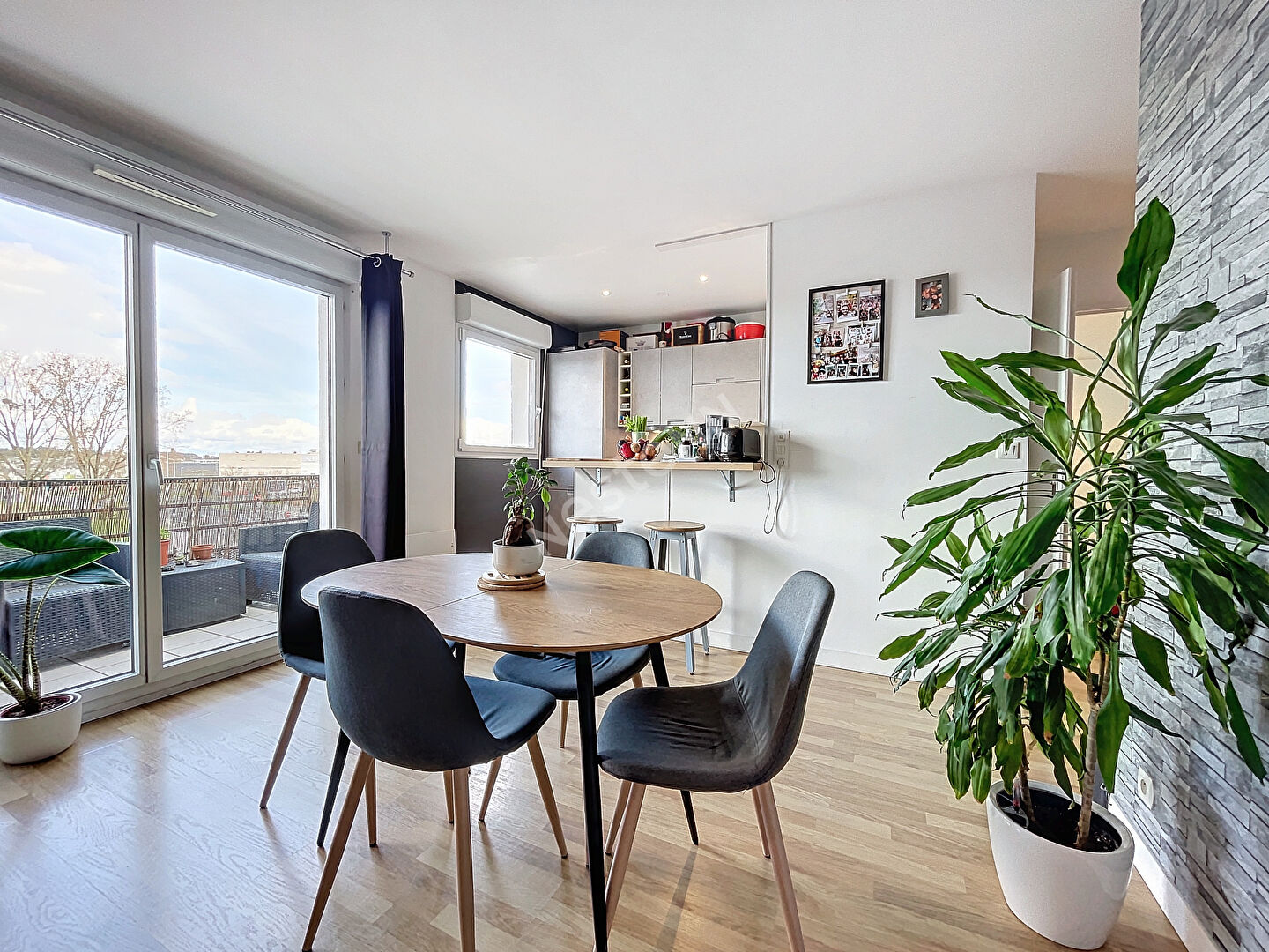 APPARTEMENT 2 PIECES avec terrasse proche 