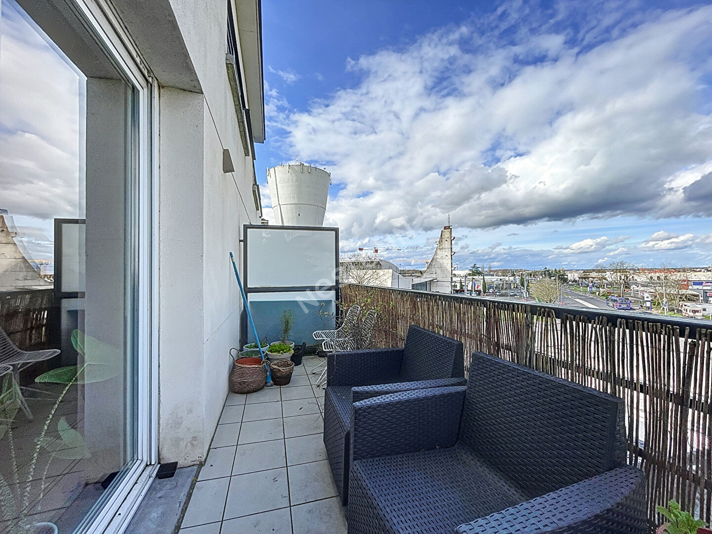 APPARTEMENT 2 PIECES avec terrasse proche 