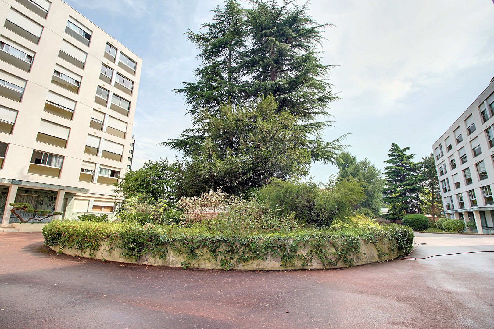 2 PLACES DE PARKINGS EN SOUS-SOL AVEC POSSIBILITE DE LES LOUER SEPAREMENT RUEIL-MALMAISON CENTRE-VILLE 15 RUE DANIELLE CASANOVA