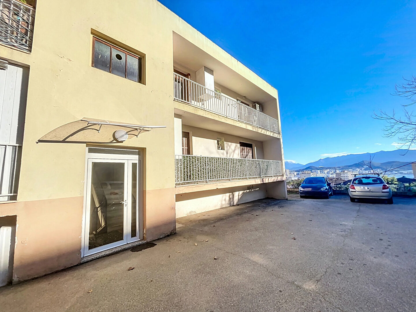 A vendre appartement de type 2 rénové sur les hauteurs d'Ajaccio