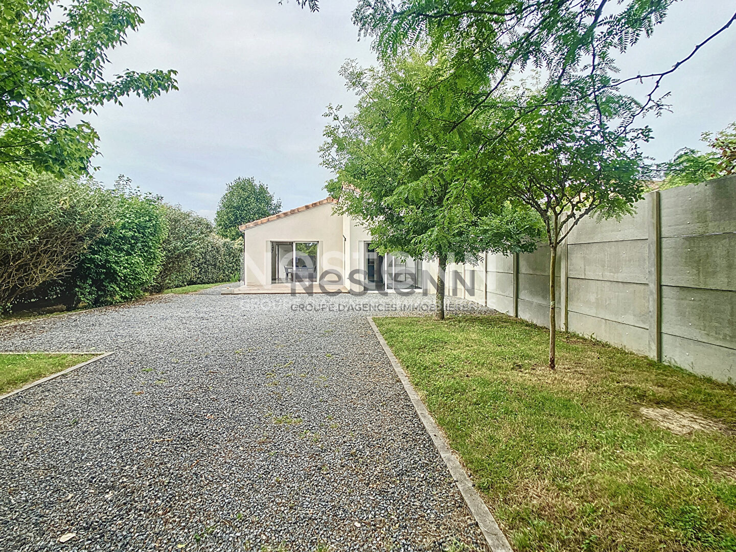 Maison de plain-pied avec terrasse & jardin