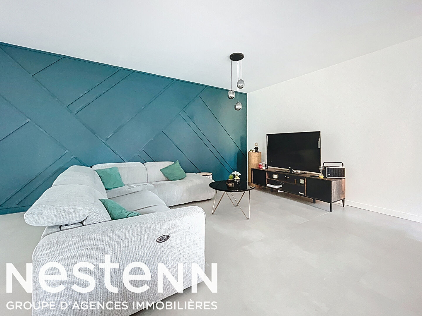 Maison de 220m² sur la commune d'Aniche comprenant un magnifique salon / séjour , cuisine équipée, grande salle de bains , 4 belles chambres, jardin 252 000 euros