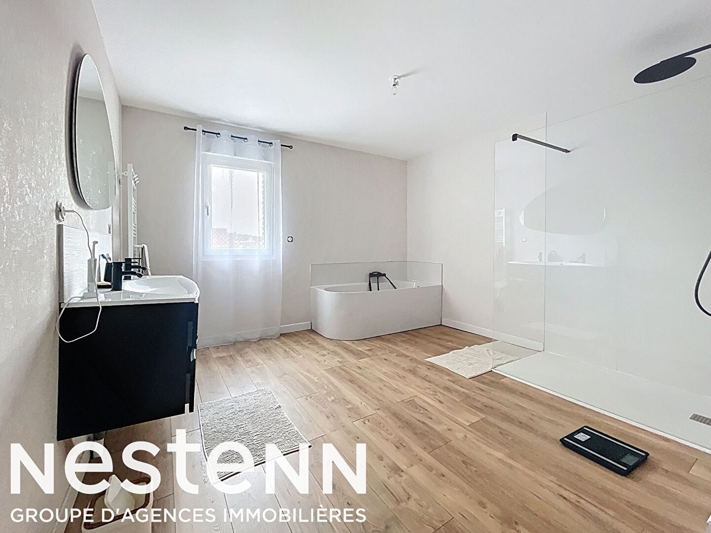 Maison de 220m² sur la commune d'Aniche comprenant un magnifique salon / séjour , cuisine équipée, grande salle de bains , 4 belles chambres, jardin 252 000 euros
