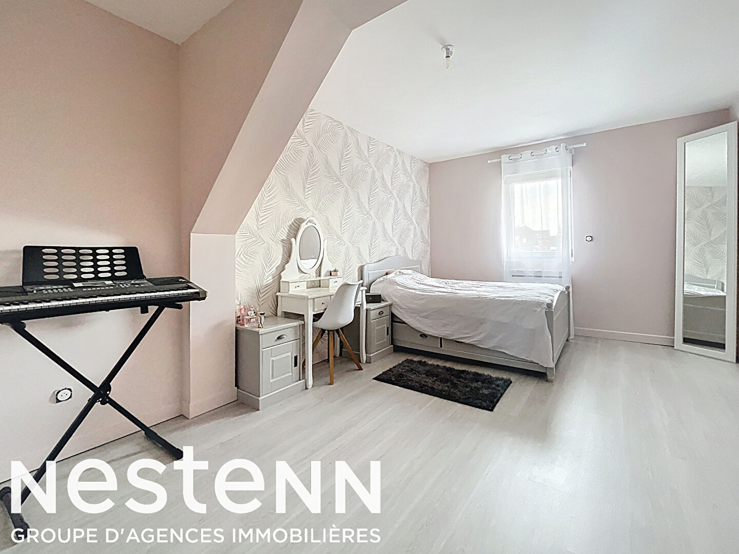 Maison de 220m² sur la commune d'Aniche comprenant un magnifique salon / séjour , cuisine équipée, grande salle de bains , 4 belles chambres, jardin 252 000 euros