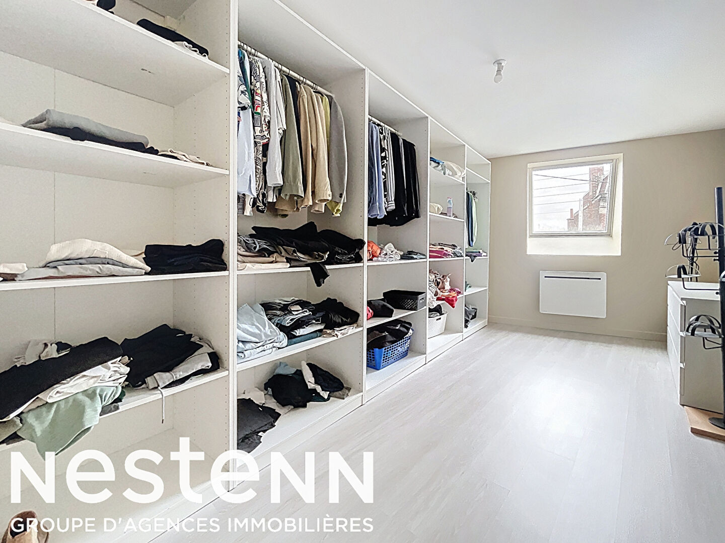 Maison de 220m² sur la commune d'Aniche comprenant un magnifique salon / séjour , cuisine équipée, grande salle de bains , 4 belles chambres, jardin 252 000 euros