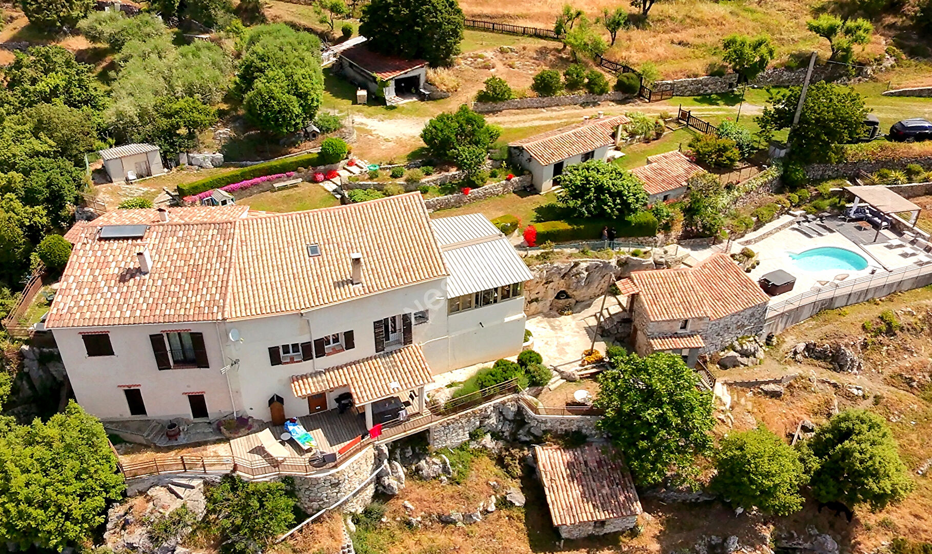 Domaine avec piscine, gîtes, à 40 minutes de Nice, 10 minutes des commodités