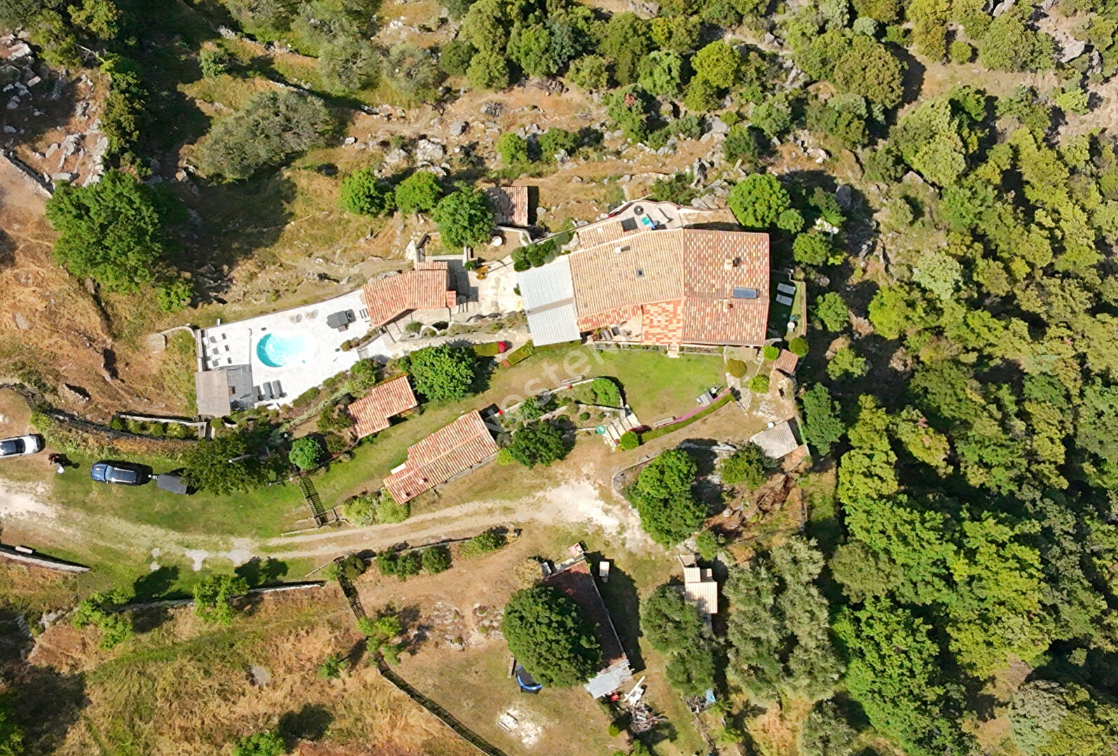 Domaine avec piscine, gîtes, à 40 minutes de Nice, 10 minutes des commodités