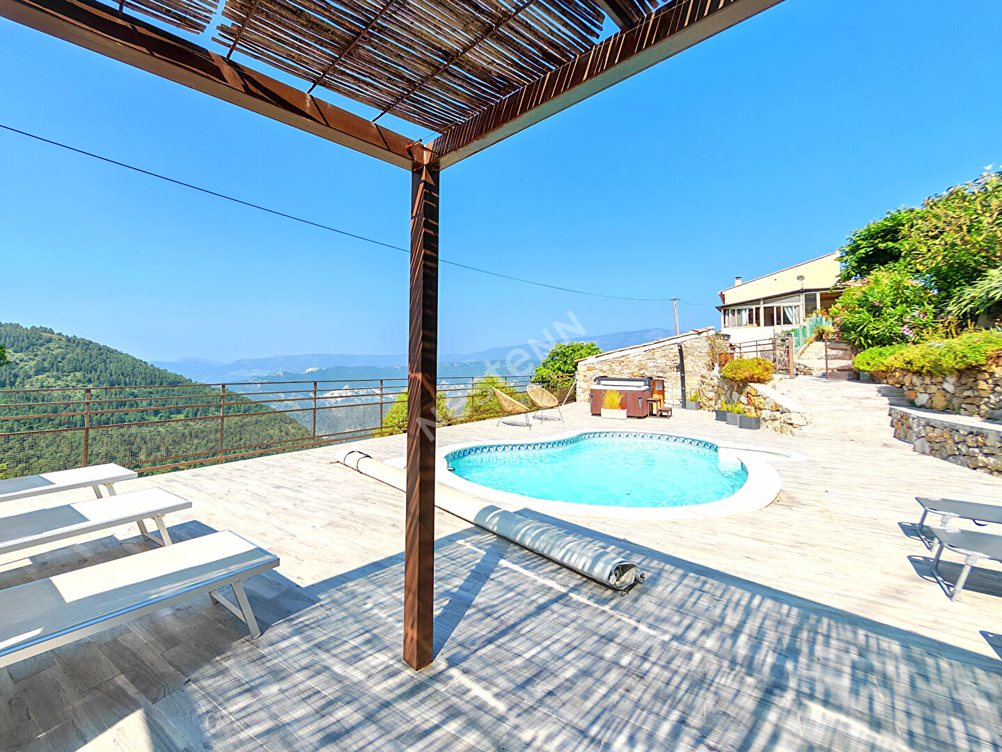 Domaine avec piscine, gîtes, à 40 minutes de Nice, 10 minutes des commodités