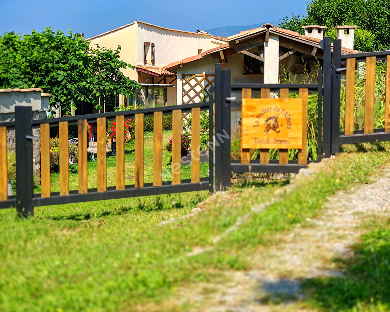 Domaine avec piscine, gîtes, à 40 minutes de Nice, 10 minutes des commodités