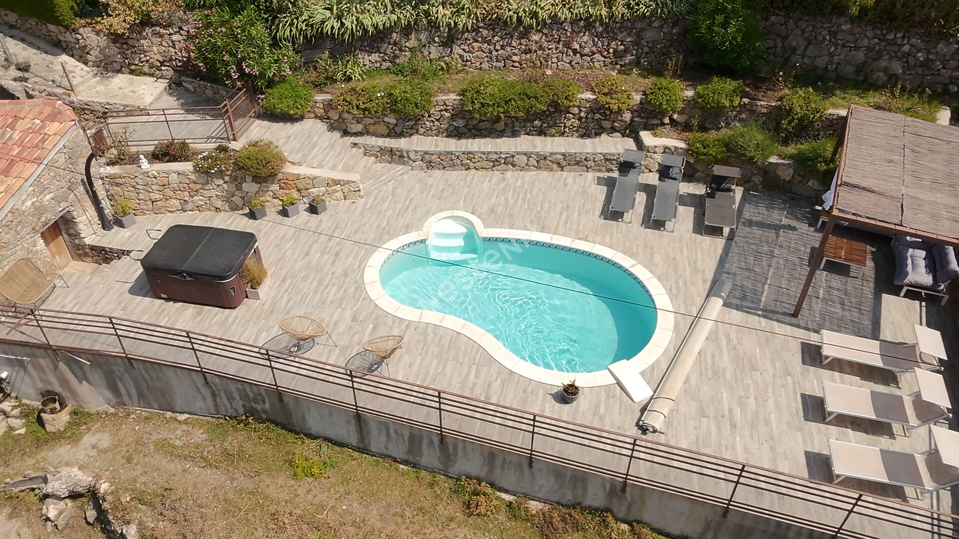 Domaine avec piscine, gîtes, à 40 minutes de Nice, 10 minutes des commodités