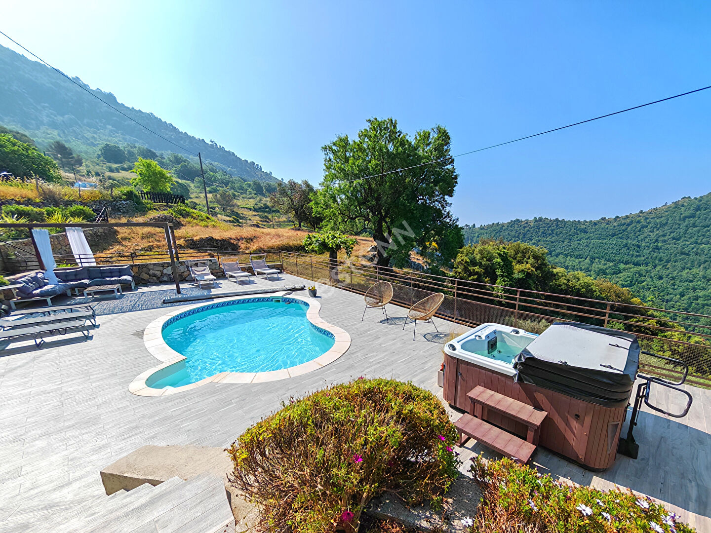 Domaine avec piscine, gîtes, à 40 minutes de Nice, 10 minutes des commodités