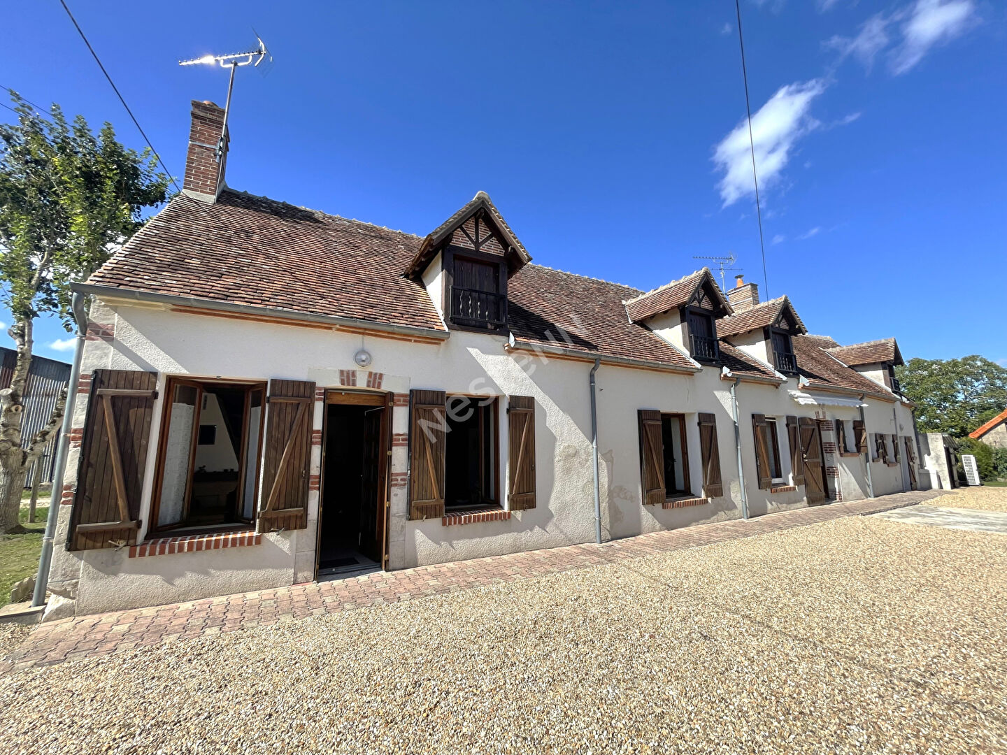 LONGÈRE 4 CHAMBRES SANS TRAVAUX EN CAMPAGNE DE CHABRIS (INDRE 36)