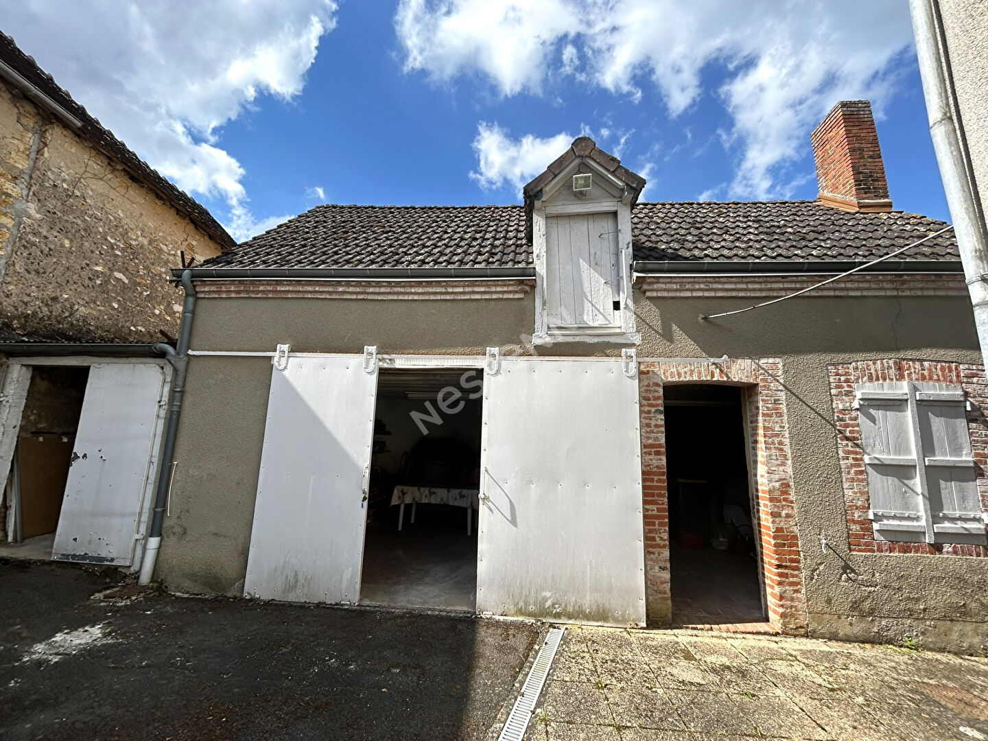 MAISON DE VILLE 2 CHAMBRES AVEC DÉPENDANCES ET TERRAIN À BAGNEUX (INDRE 36)