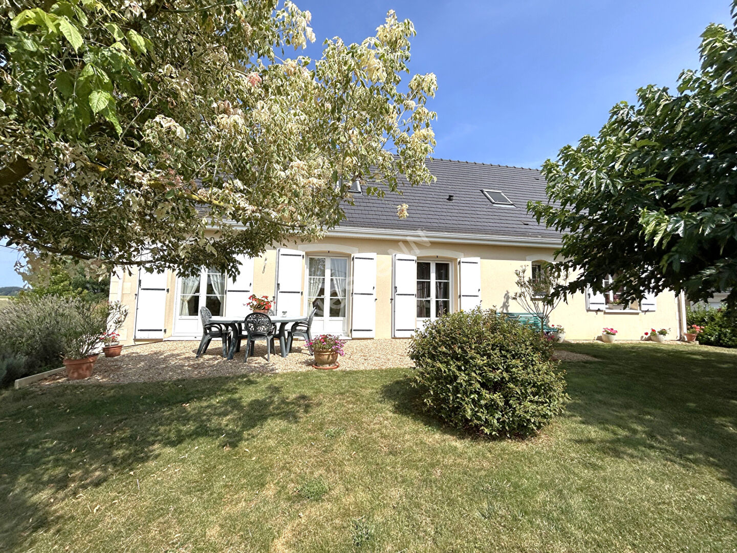 Belle maison familiale à Saint Florentin avec 5 chambres et terrain de 2000 m²