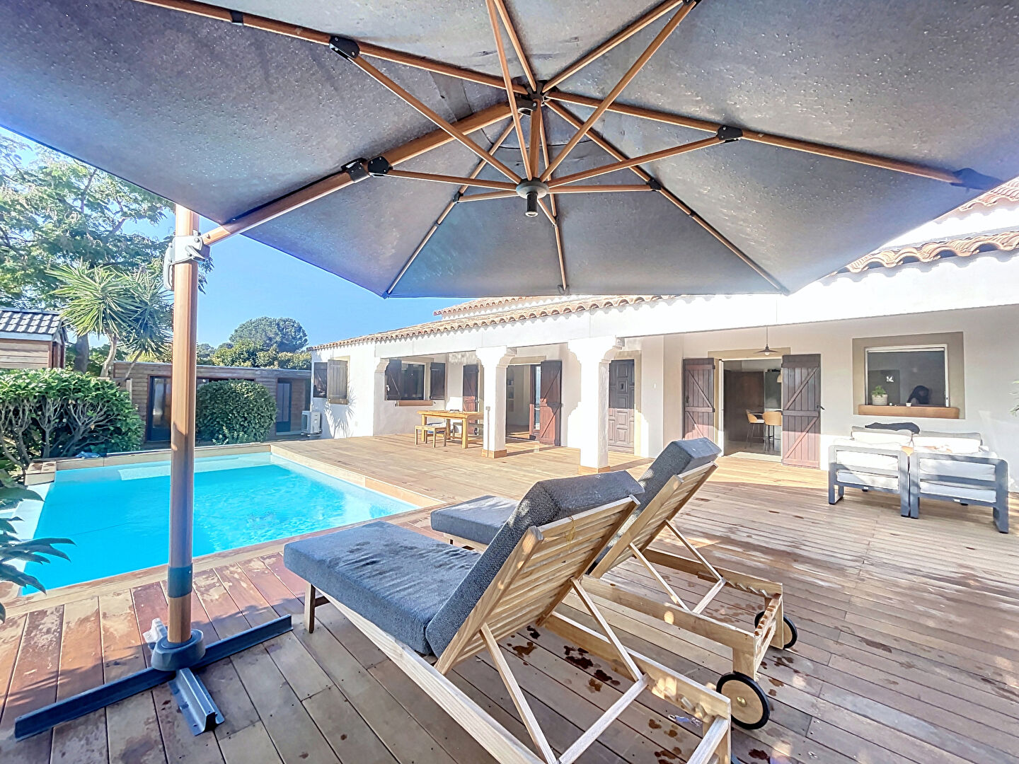 A vendre! Maison rénovée Afa 6 pièces de 132 m² + T2 31,4 m2 + piscine et atelier 24m²