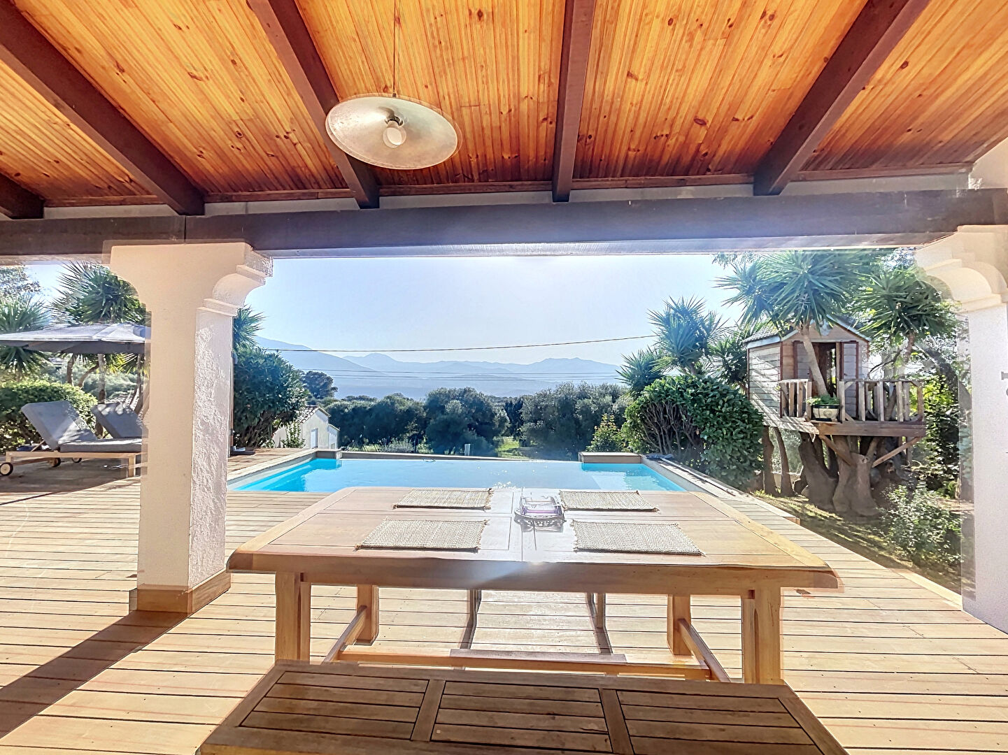 A vendre! Maison rénovée Afa 6 pièces de 132 m² + T2 31,4 m2 + piscine et atelier 24m²