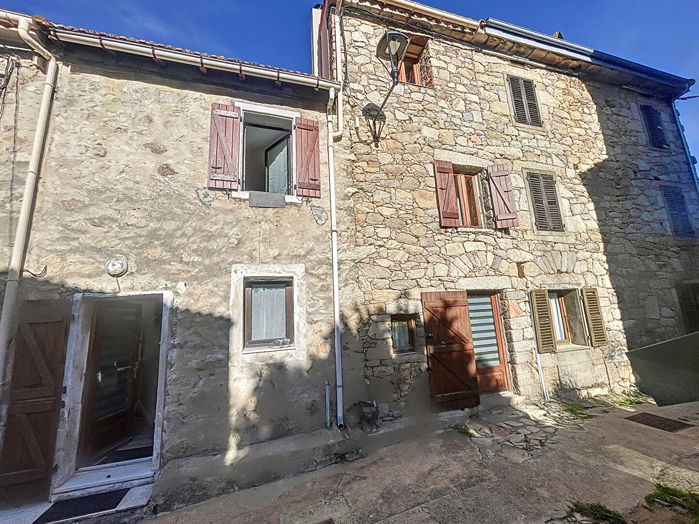 À vendre : Charmante maison de village mitoyenne à Ucciani, 90 m² environ, 3 chambres